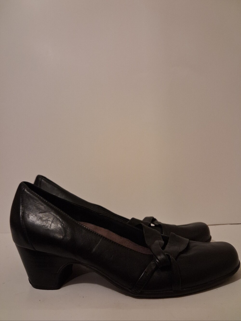Clarks Women's Black Leather Comfort Pumps Size 8 Low Heel Slip-On Shoes